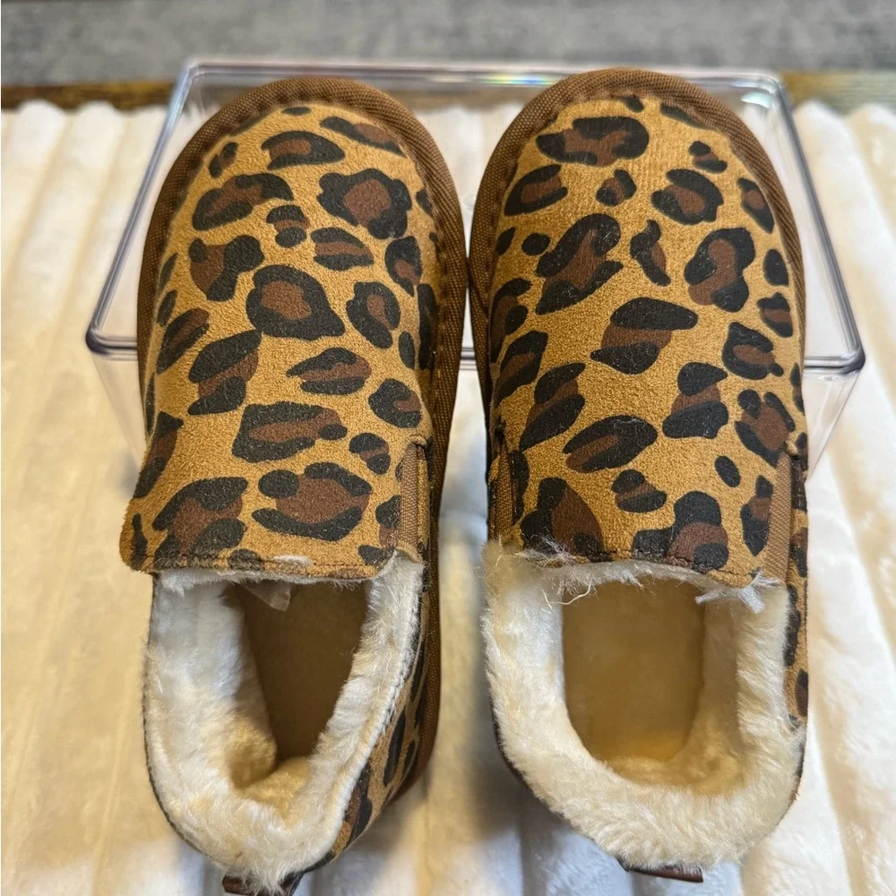 2 pairs little kids indoor/ outdoor slippers size 1